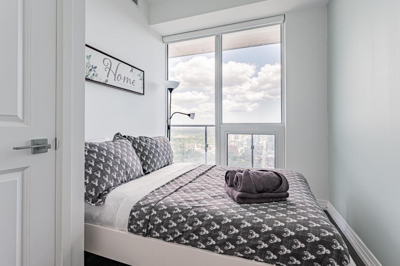 Luxury 2 Bedroom Condo High Floor Close To Eaton Center Toronto Exterior photo